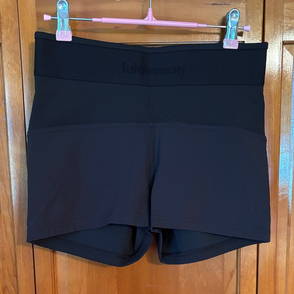 Lululemon License to Train High-Rise Short 2” with Logo band Size 8